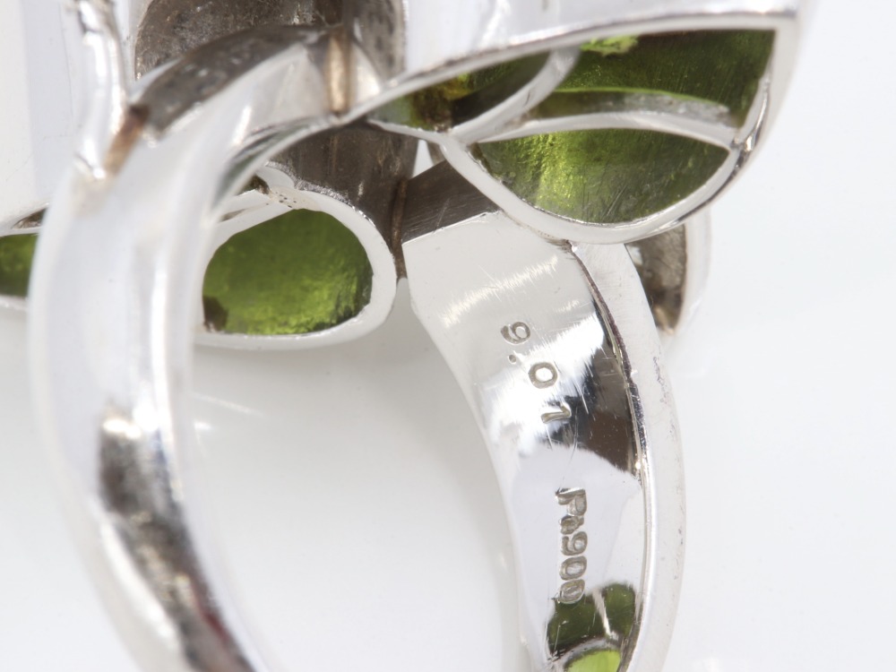 Pt900のペリドットリング刻印