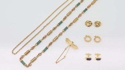 金メッキのネックレスやイヤリングなどのアクセサリー