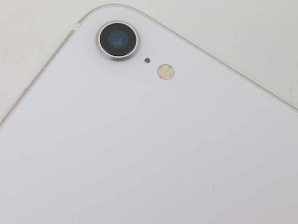 iPhoneSEホワイトカメラ