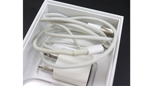 iPhoneの付属品のケーブル