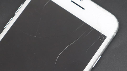 iPhoneの画面が割れている
