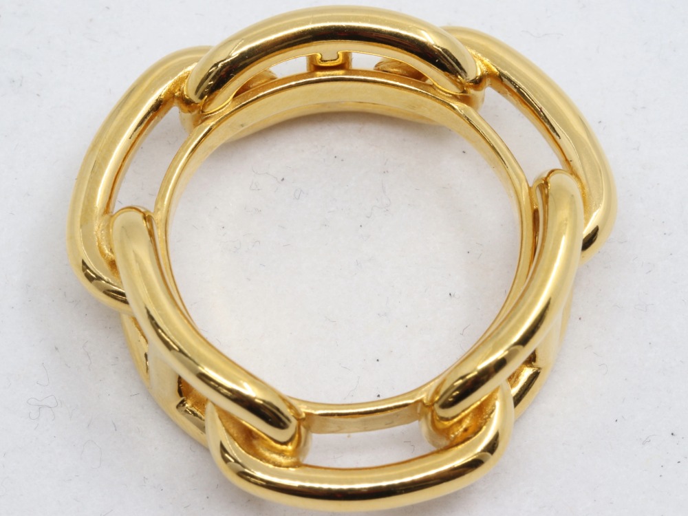 エルメスのルカデスカーフリングアップ