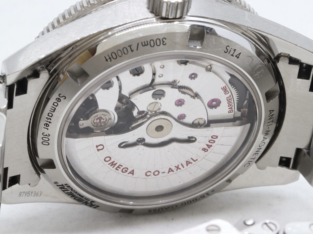 オメガのシーマスター300裏面