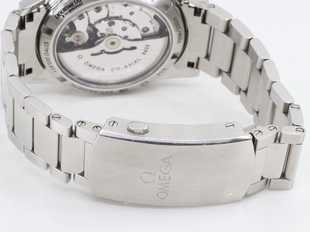 オメガのシーマスター300黒文字盤バックル