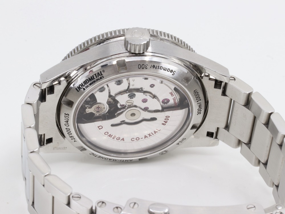 オメガのシーマスター300黒文字盤裏面