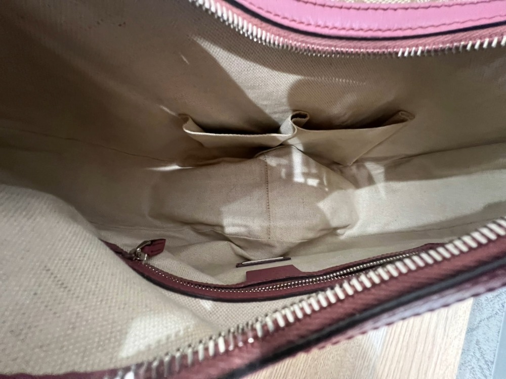 グッチのGGキャンバスワンショルダーバッグ内