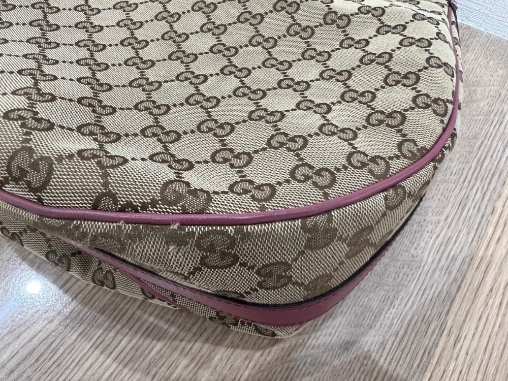 グッチのGGキャンバスワンショルダーバッグ角