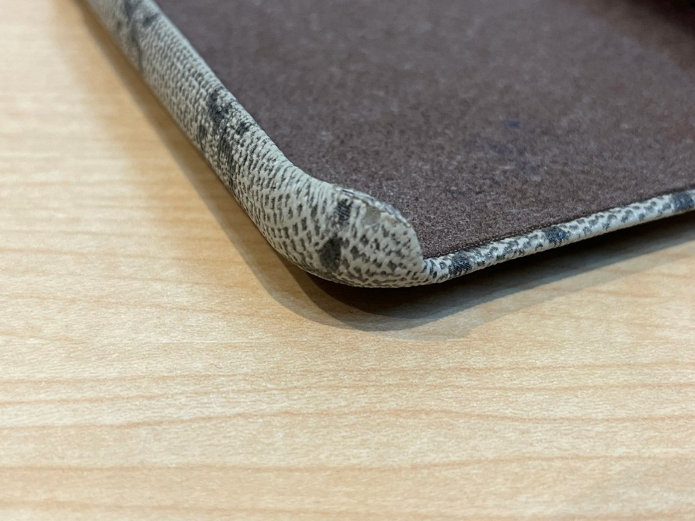 グッチのGGスプリームスマホカバー角