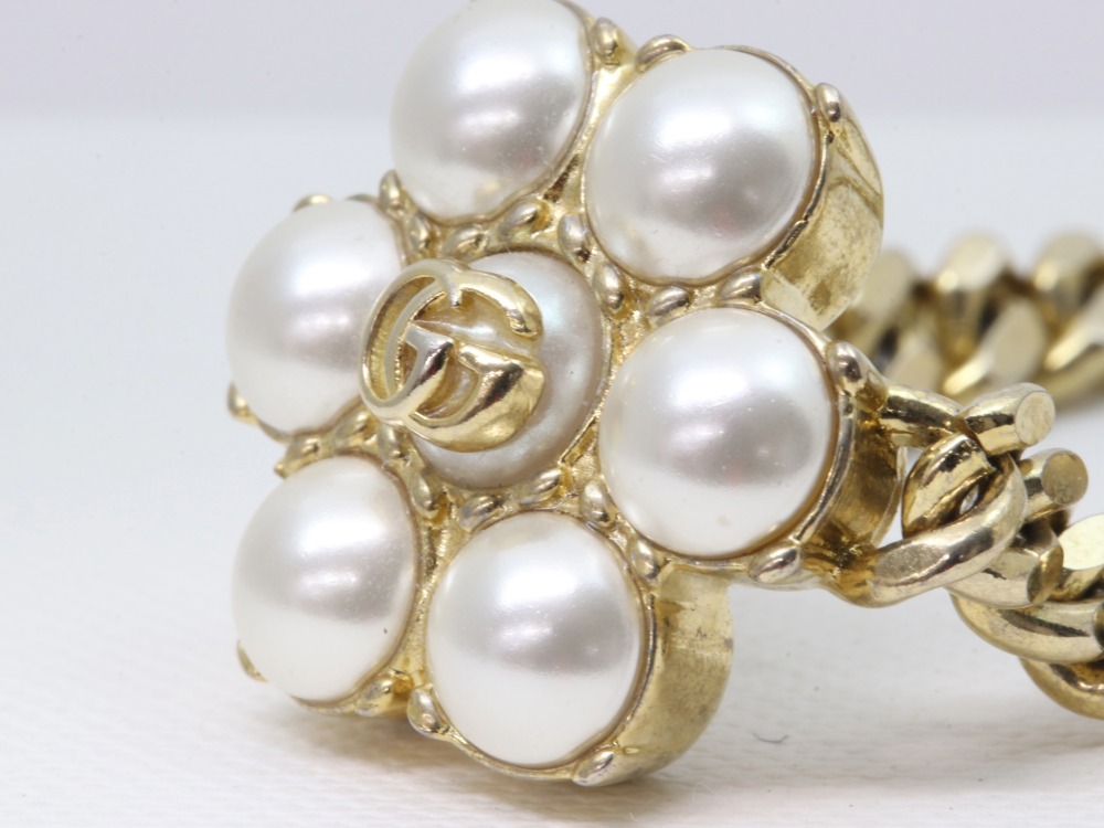 グッチのフェイクパールブレスアップ