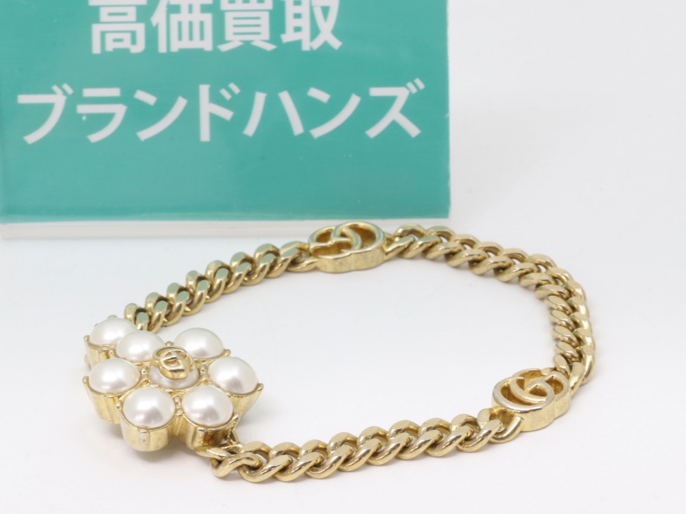 グッチのフェイクパールブレス全体