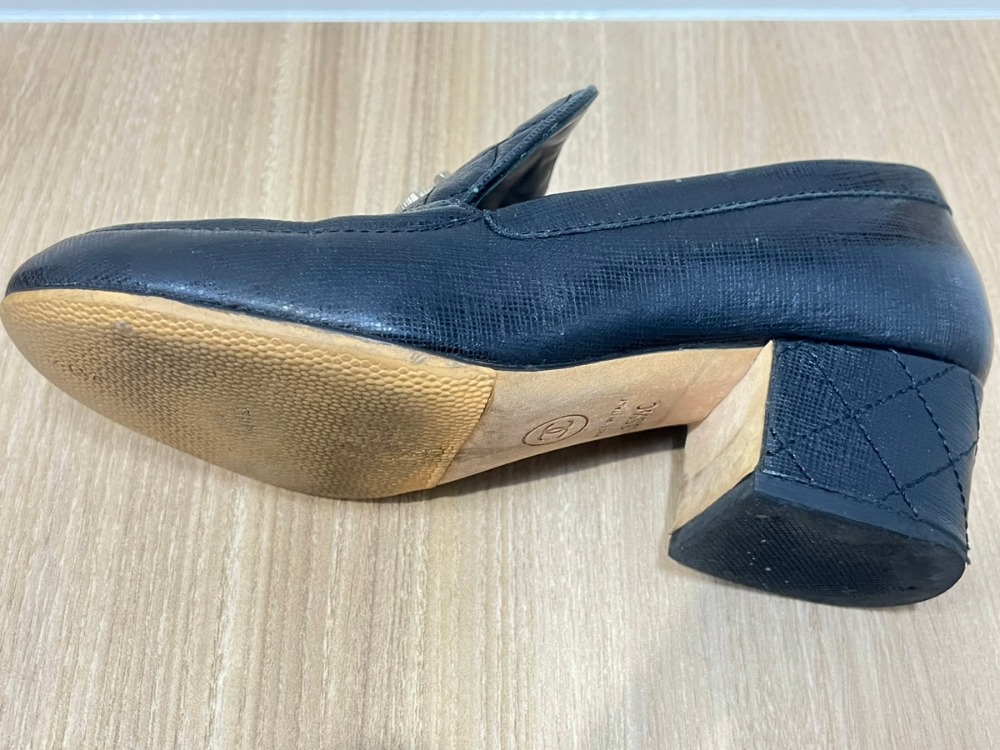 シャネルのココマークマトラッセローファー横