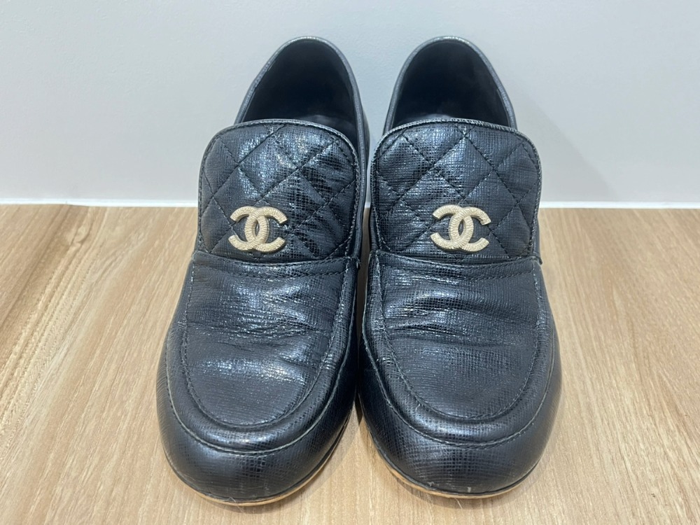シャネルのココマークマトラッセローファー正面