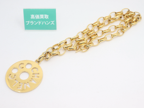シャネルのゴールドロゴネックレス