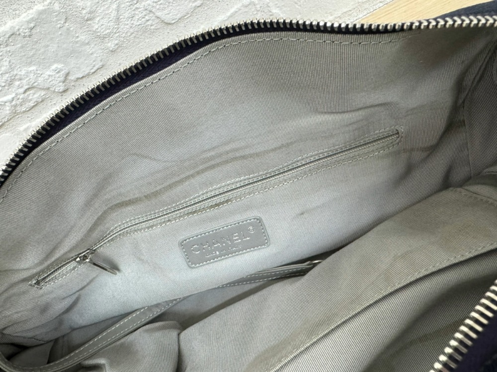 シャネルのデニムチェーントートバッグ内
