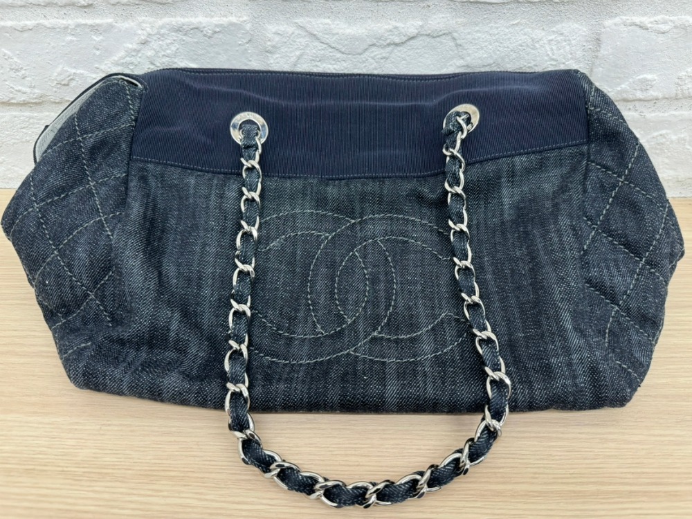 シャネルのデニムチェーントートバッグ正面