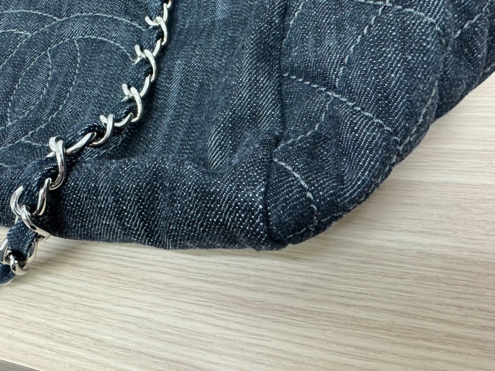 シャネルのデニムチェーントートバッグ角