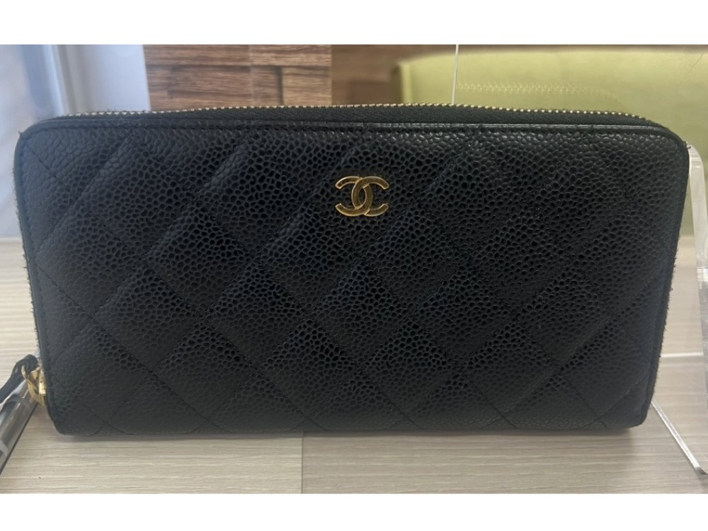 シャネルのマトラッセキャビアスキン長財布正面