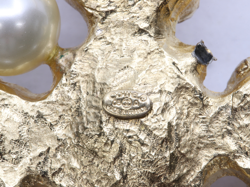 シャネルカラーストーンブローチ刻印