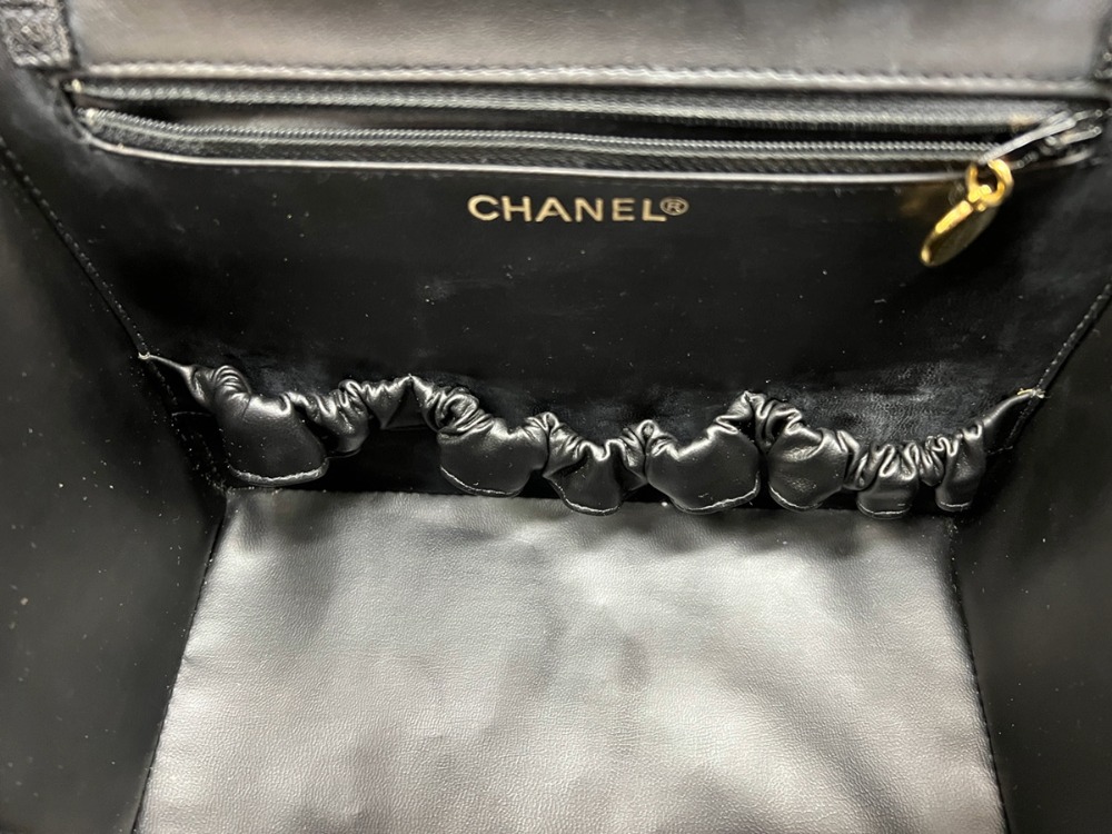 シャネルキャビアスキンバニティバッグ内