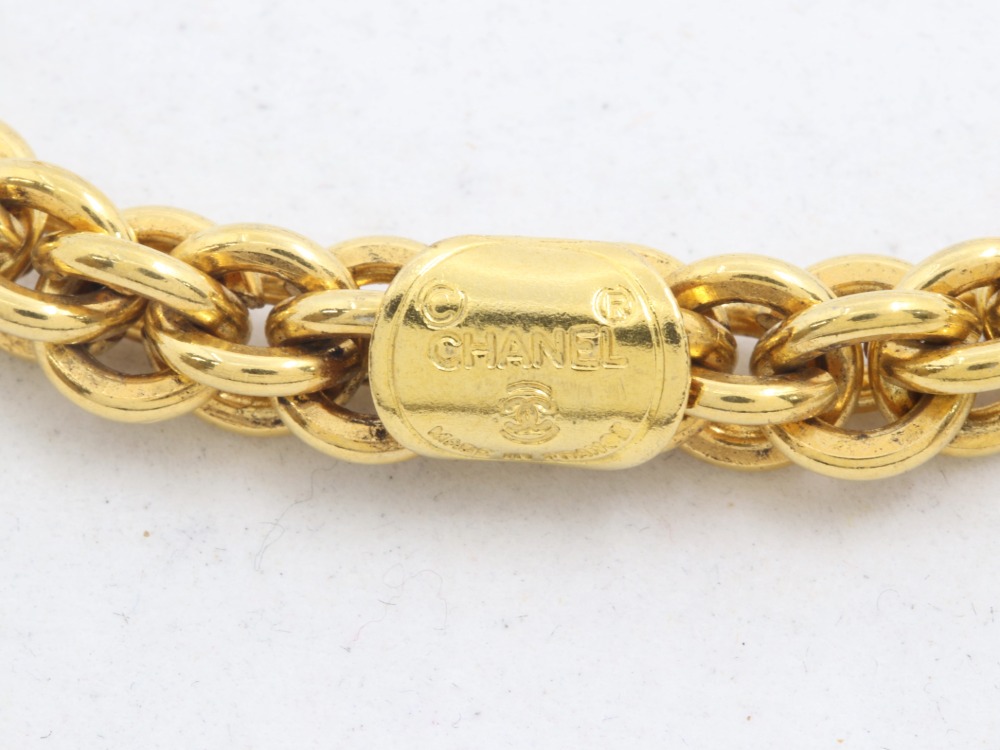 シャネルグリポアカラーストーンネックレスプレート