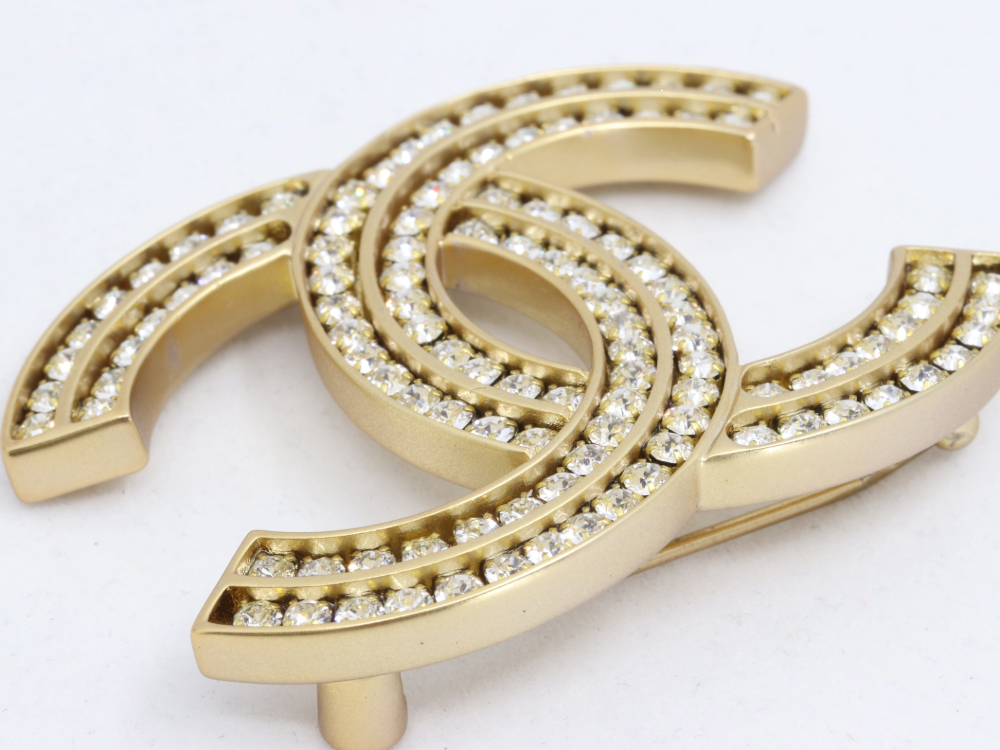 シャネルココマークラインストーンブローチアップ