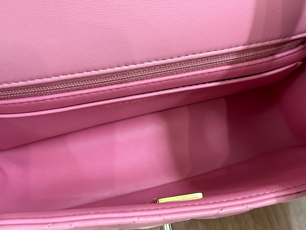 シャネルミニマトラッセバッグ内