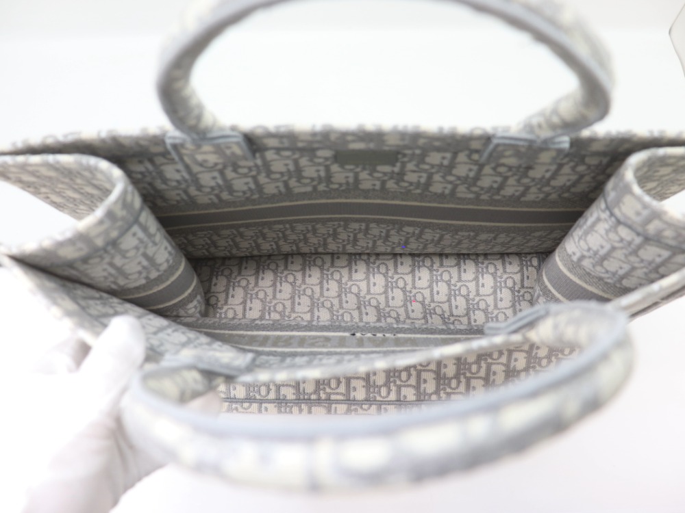 ディオールのオブリークブックトート内