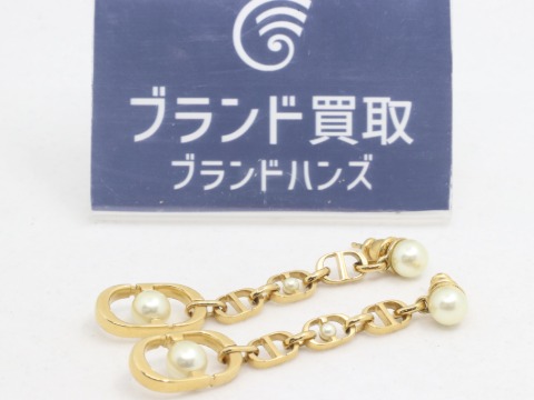 ディオールのロゴフェイクパールピアス