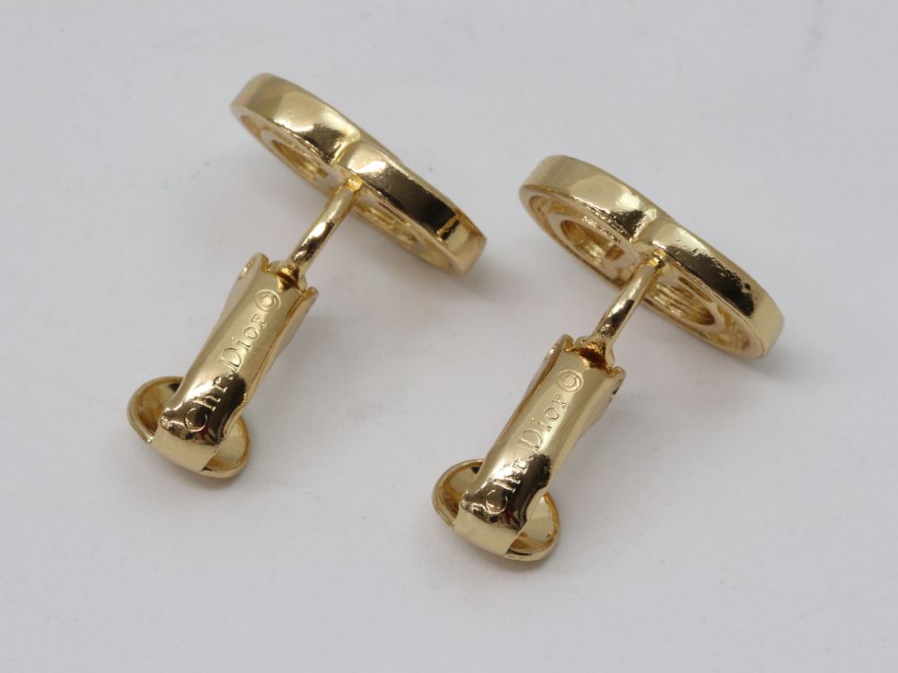 ディオールのロゴラインストーンイヤリング横