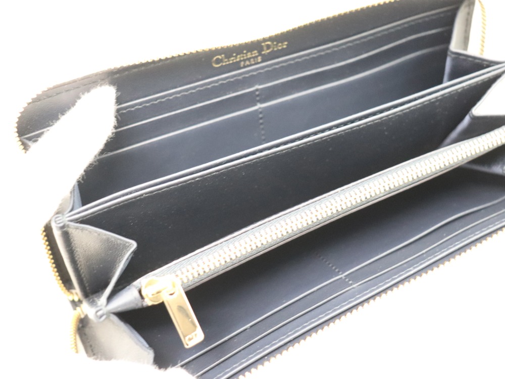 ディオールのヴァイブヴォワヤジュール財布中