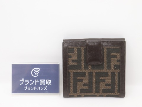 フェンディのズッカ柄二つ折り財布キャンバス
