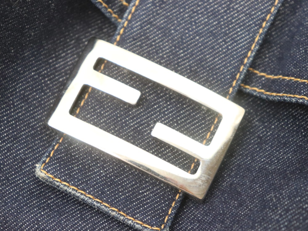 フェンディのマンマバケットデニム金具