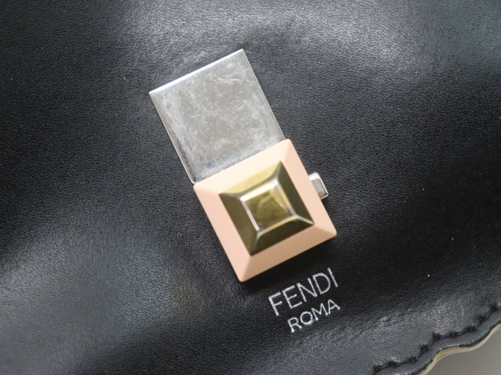 フェンディのミニキャナイショルダー金具