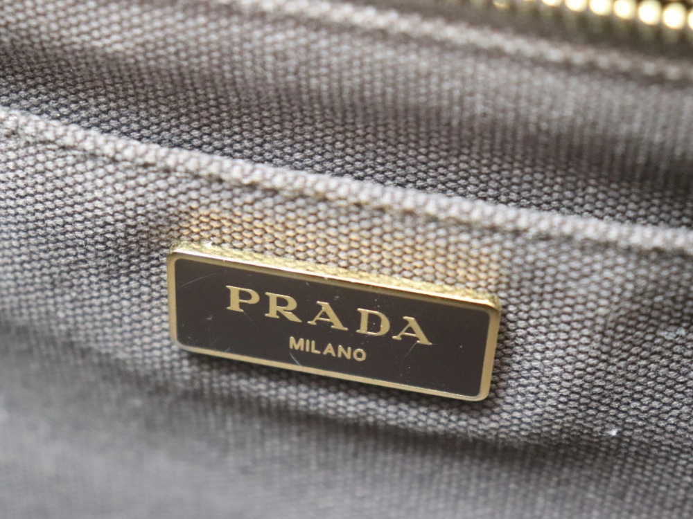 プラダのカナパキャンバスバッグプレート