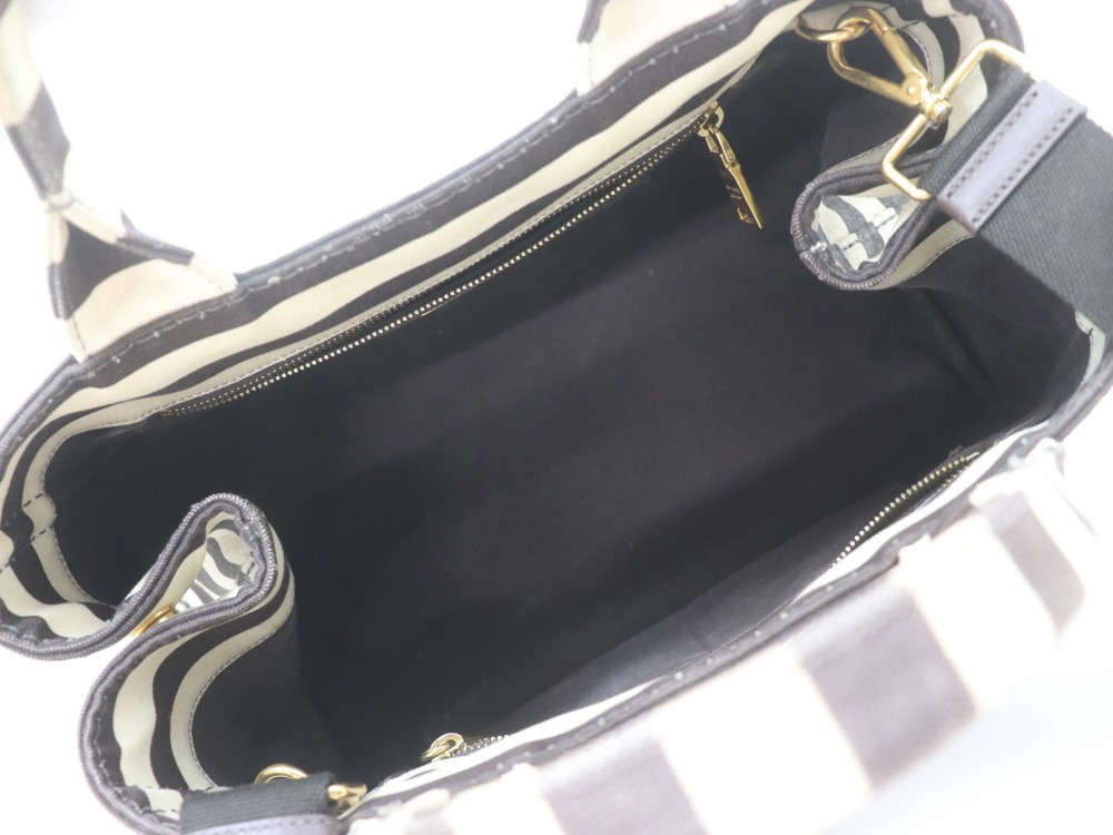 プラダのカナパキャンバスバッグ内側