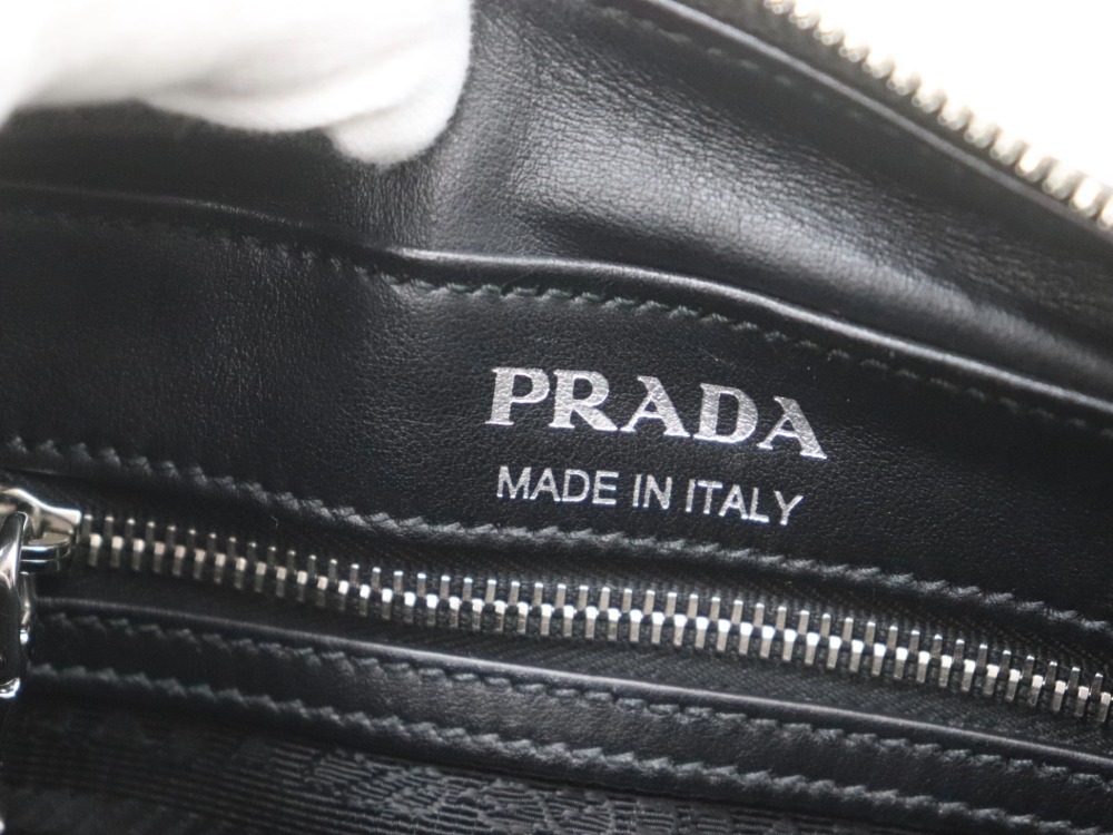 プラダのカメラバッグ1BH093刻印