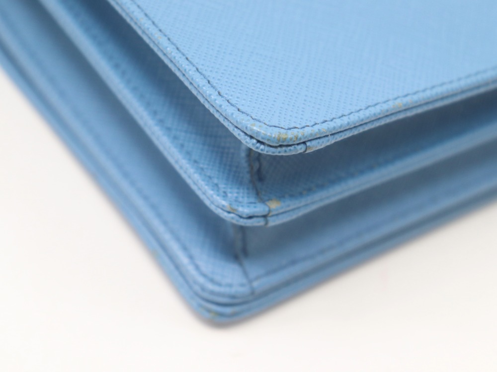 プラダのサフィアーノラクスチェーン財布角