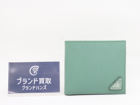 プラダのサフィアーノ二つ折り財布