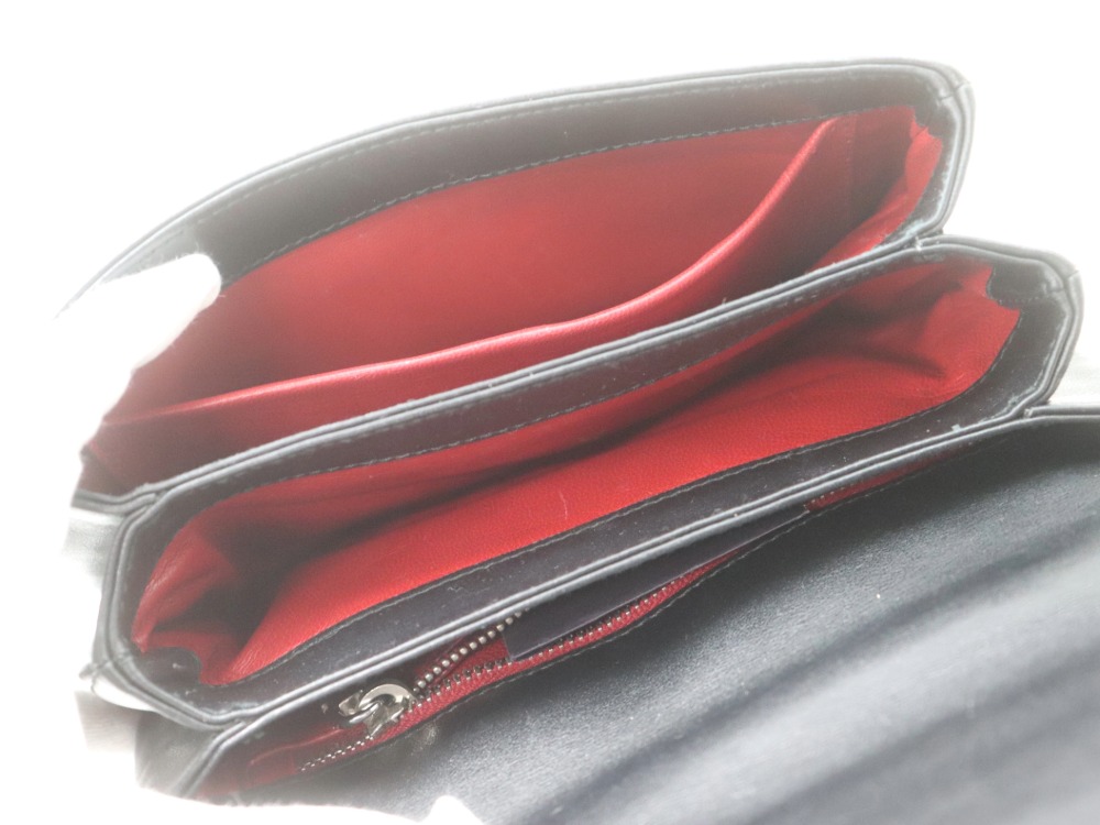 枚方ビオルネ店でプラダテスートパンチングチェーンショルダーバッグを30,000円で買取しました