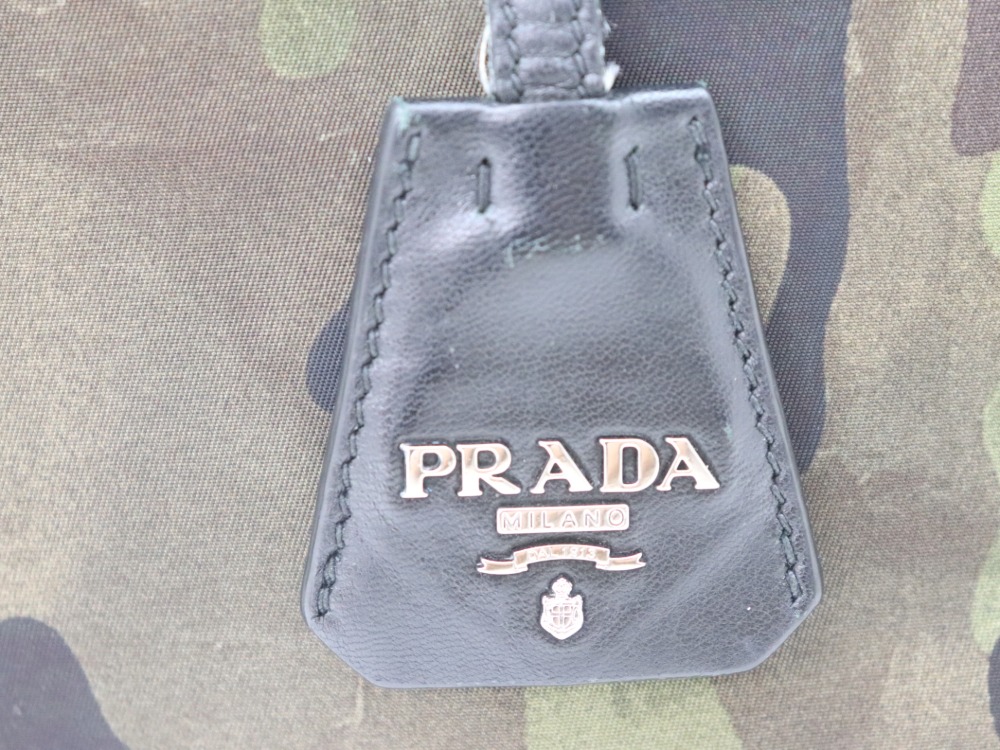 プラダのリバーシブルバッグロゴ