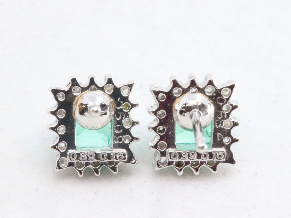 プラチナのエメラルドピアス刻印