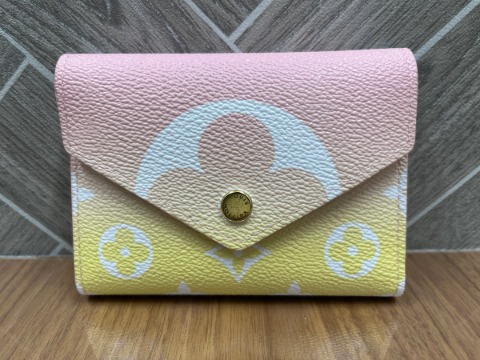ルイヴィトンバイザループヴィクトリーヌ三つ折り財布