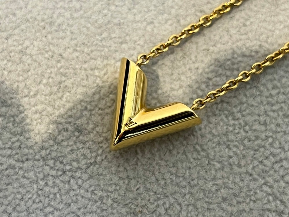 ルヴィトンエセンシャルVネックレストップ