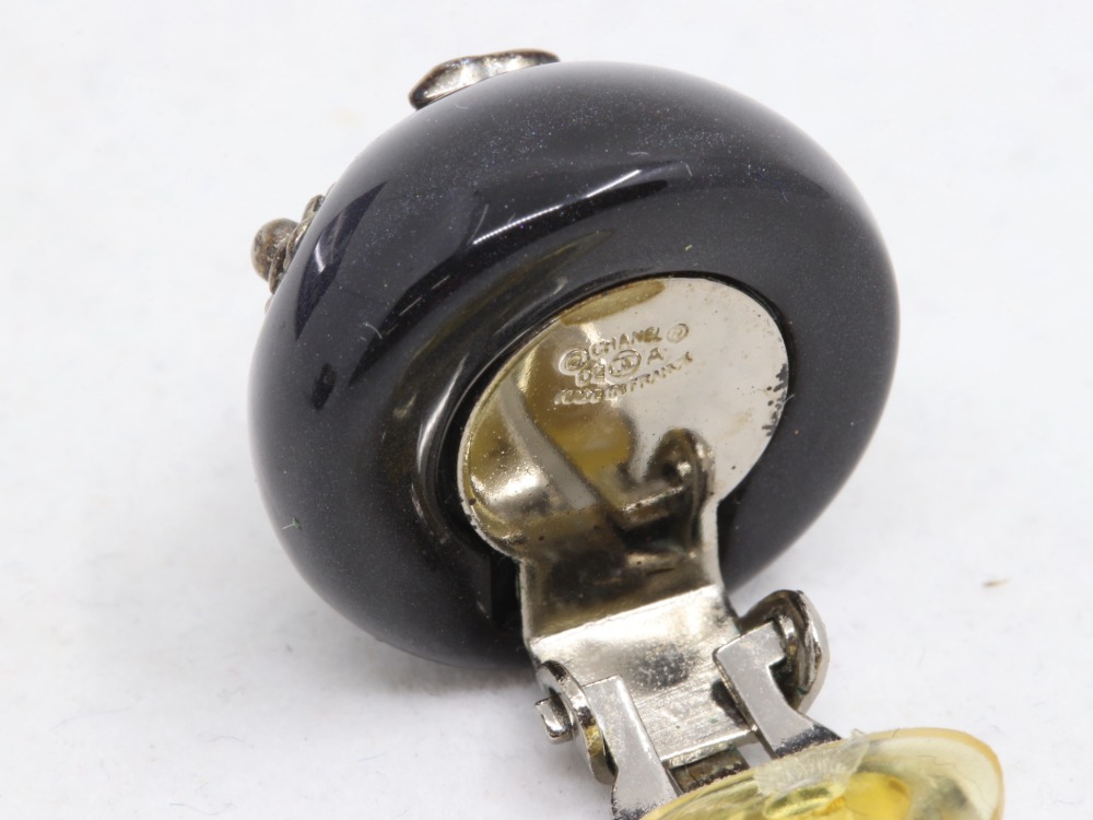 傷有りのシャネルのカメリアイヤリング刻印