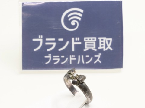 変色のあるシルバーのリボンモチーフリング正面