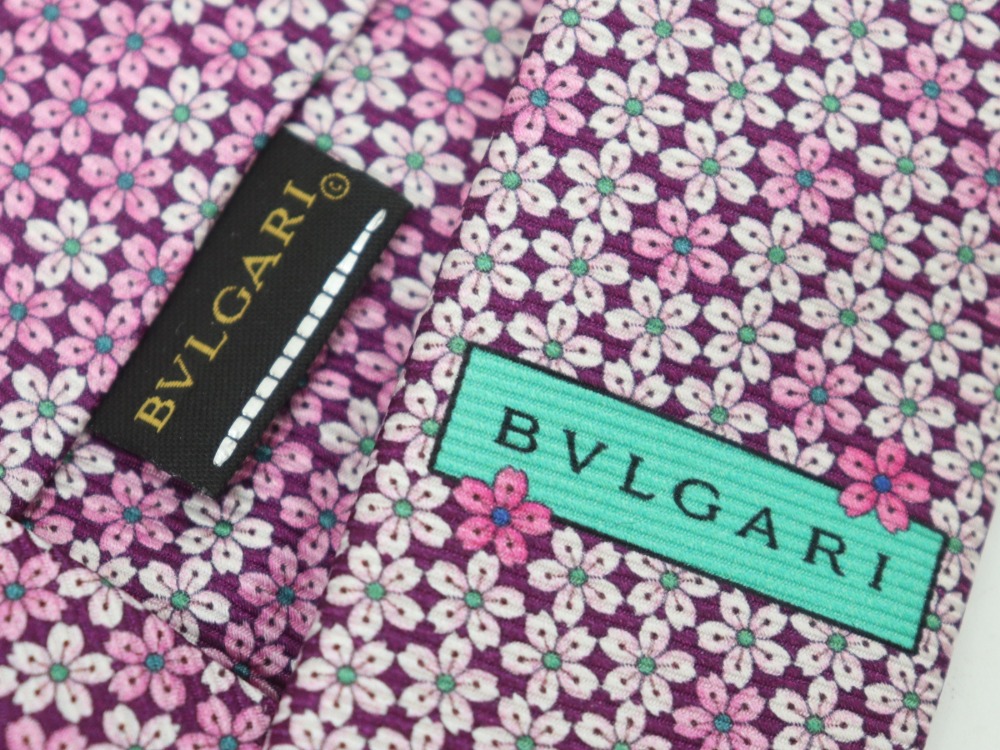 未使用のブルガリのネクタイ花柄ピンクロゴ
