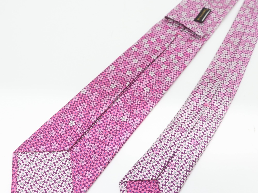 未使用のブルガリのネクタイ花柄ピンク裏面