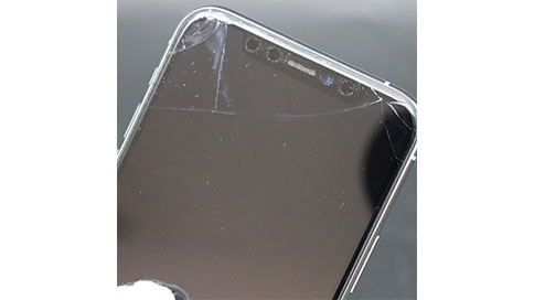 液晶にひびが入ったスマホ