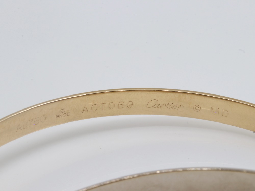 カルティエのトリニティブレスレット刻印