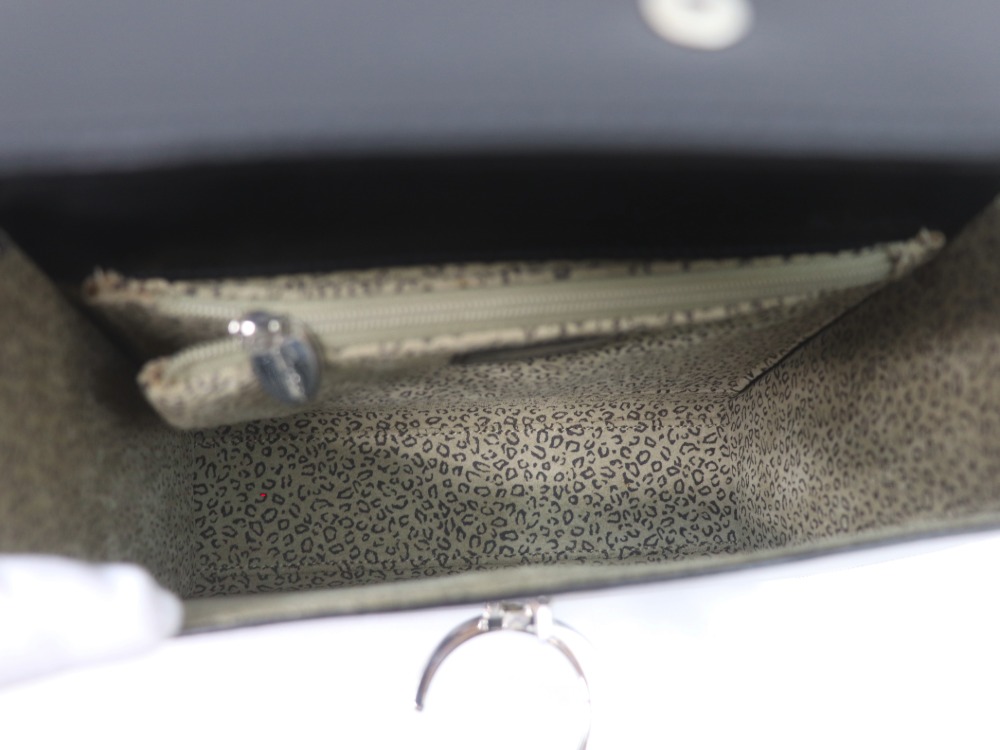 カルティエパンテールバッグ内